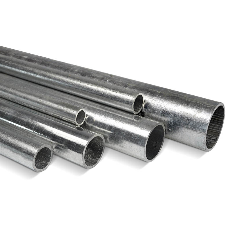 Tubos de acero galvanizado en caliente, de varios diámetros, dispuestos en paralelo sobre fondo blanco. Plateados, con textura rugosa y extremos abiertos visibles.
